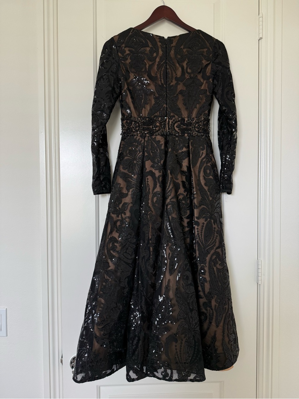 Mac Duggal 67529 NWT Sequin
Embellished a-line
Cocktail Dress $598 size 2 - Picture 5 of 9